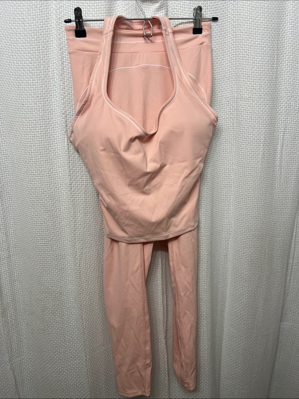Light Blush Scoop-Neck Sports Bra - Women's Supportive Activewear